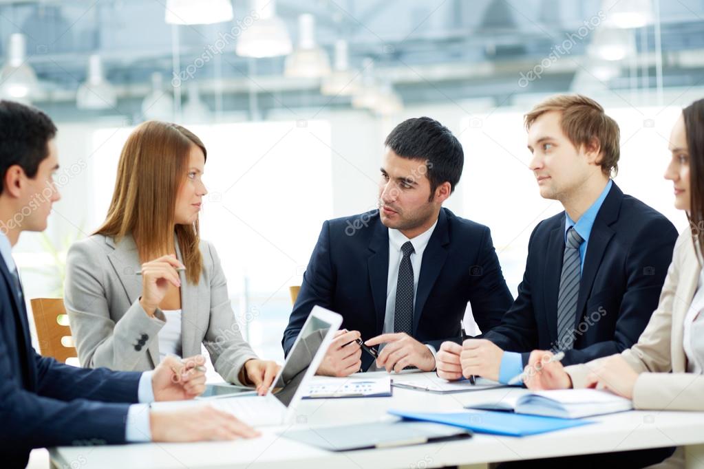 Riunione strategica IT con lavagna
